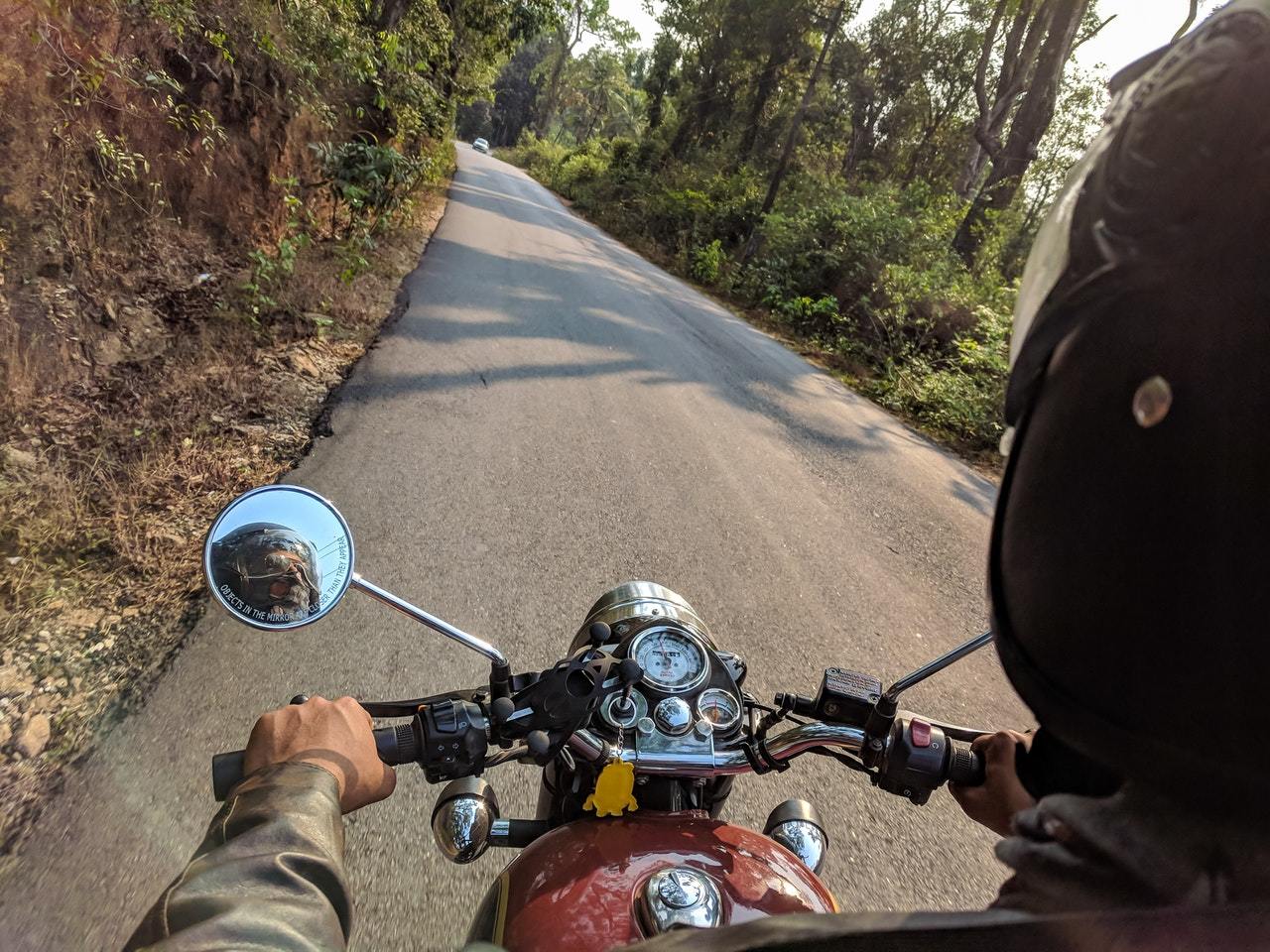 biker-drive-helmet-977511